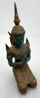 Auktion 372<br>knieender Tempelwächter, Bronze, tw. feuervergoldet, H-20 cm, wohl Thailand [1]