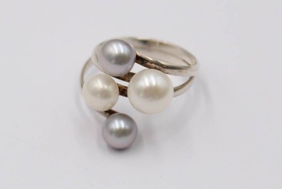 Auktion 372<br>925er Silber-Ring, graue u. weiße Perlen, RG 58 [1]