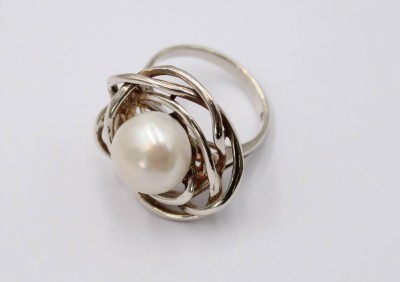 Auktion 372<br>925er Silber-Ring mit Perle, 7,8gr.,  RG 58 [1]