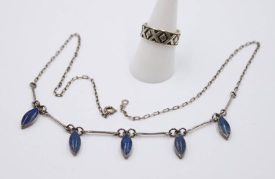 Auktion 372<br>Collier mit Lapis, Silber 950 und 925er Silberring, ca. L-49cm, RG 49, zus. ca. 12,3gr., Tragespuren [1]
