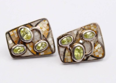 Auktion 372<br>Paar Ohrstecker, 925er Silber, Perlmutt und Peridot,  zus. ca. 11,5gr., ca. 2 x 1,5cm [1]