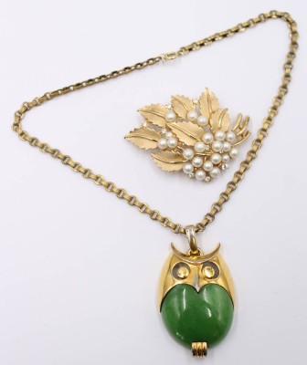 Auktion 372<br>2x Modeschmuck, Trifari , Kette mit Eulenanhänger und Brosche, um 1960, Kette ca. 38cm Anh. 6cm, Brosche 5,5 x 4,5cm [1]