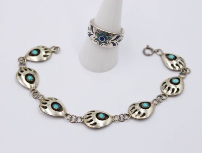 Auktion 372<br>2 Teile Navajo-Silber-Schmuck, Bärentatzen-Armband und Ring, zus. ca. 13,2gr., ca. L-19cm, RG 59 [1]