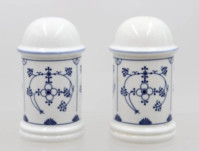 Auktion 372<br>Paar gr. Streuer, ungemarkt, Stohblume, ca. H-12,5cm [1]