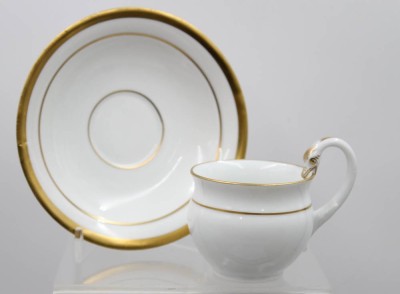 Auktion 372<br>Tasse mit U.T., Schwanenhenkel, Meissen, Schwertermarke, 19. Jhd., Unterteller mit div. kl. Chips etc. , Tasse H-7,5cm [1]