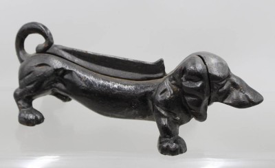 Auktion 372<br>Dackel-Schuhabstreifer aus Gusseisen, älter, ca. H-11cm L-34cm [1]