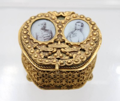 Auktion 372<br>patriotische Schmuckschatulle um 1900, Kaiser Franz Joseph, vergoldet, ca. H-4,5cm B-7cm [1]