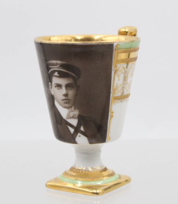 Auktion 372<br>Portrait-Tasse um 1910, Jos. Roll Karlsbad, Studentica, ca. H-8,5cm [1]