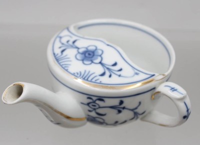 Auktion 372<br>Invalidenbecher, Maw & Co, Strohblume, älter, Gold berieben, ca. H-7,5cm [1]