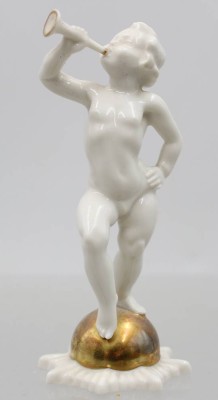 Auktion 372<br>Putto als Trompetenbläser, Kunstabteilung Hutschenreuther, U.S.Zone, ca. H-11cm [1]