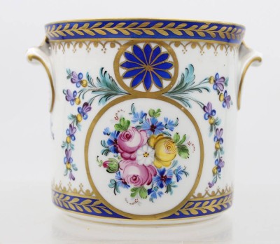 Auktion 372<br>Übertopf, Dresden Potschapel, florale Bemalung und Goldzier, ca. H-11,5cm D-12cm [1]