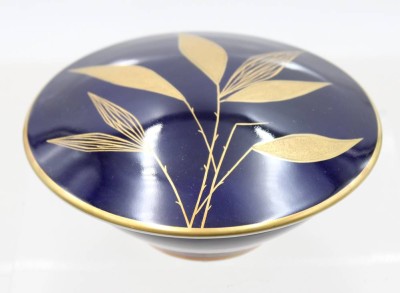 Auktion 372<br>Deckeldose, Weimar, Kobalt mit Goldblumen, ca. H-5,5cm D-13cm [1]