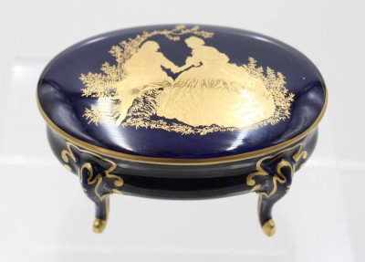 Auktion 372<br>Zierdose, Rosenthal, auf 4 Beinen, Rokokopaar in Gold, ca-H-6,5cm N-11,5cm [1]