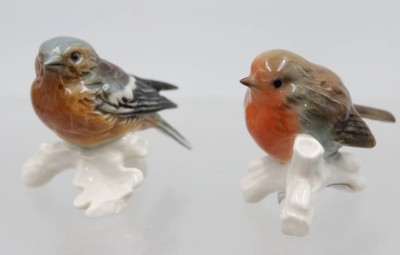 Auktion 372<br>2x Goebel-Figuren, Rotkehlchen und Buchfink, 1x Stand bestossen, ca. H-5,5cm [1]