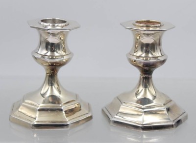 Auktion 372<br>Leuchterpaar, Silber geprüft, ohne Punzierungen, gefüllter Stand,  zus. Gesamt 451gr, je H-9cm [1]