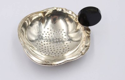 Auktion 372<br>Art-Déco Teesieb, versilbert, ca. D-7,5cm [1]