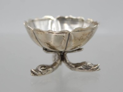 Auktion 372<br>Saliere, figürlicher Stand, Silber geprüft, älter, ca. 47gr., H-3,5cm D-5cm [1]