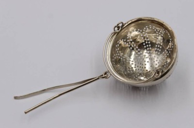 Auktion 372<br>Teesieb, älter, Silber geprüft, 14,3gr., ca. D-5cm [1]