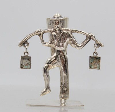 Auktion 372<br>kl. figürliche Tischvase o.ä., 900er Silber, Steine fehlen, 21gr. , ca. H-5,5cm [1]