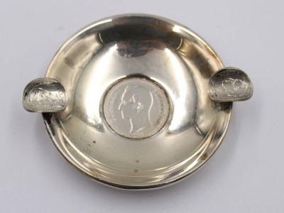 Auktion 372<br>Münzascher, mittig Bolívar-Münze , 925er Silber, 36,6gr., ca.  9 x 7,5cm [1]