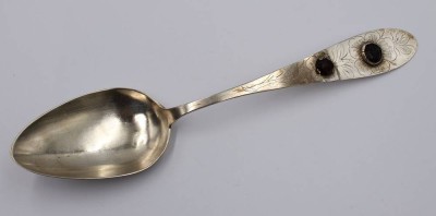 Auktion 372<br>Silber-Esslöffel mit 2 roten Steinen, älter, verso Punktgravur, restauriert, 32gr., L-22,4cm [1]