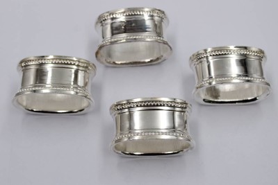 Auktion 372<br>4x Servietten-Ringe, silberfarben, je B-2,5cm L-5cm [1]