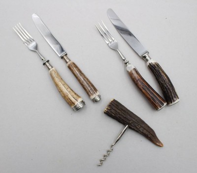 Auktion 372<br>Konvolut jagdl. Besteck, Korkenzieher , je 2x Gabeln und Messer, Hirschhorngriffe, Messer ca. L-22cm [1]
