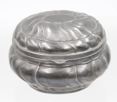 Auktion 372<br>Deckeldose, Zinn, älter,  H-7cm B-10,5cm [1]
