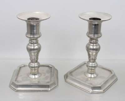 Auktion 372<br>Paar Leuchter, Zinn, nach antiken Vorbild, je ca. H-15,8cm [1]