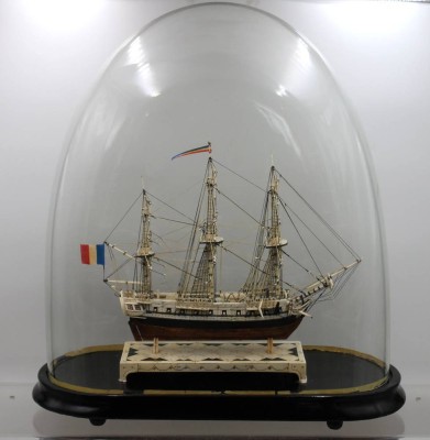 Auktion 373<br>sehr schönes fein ausgearbeitetes Knochenschiff, POW, 19. Jhd., Frankreich, unter Glassturz, ca. H-27,5cm B-30cm [1]