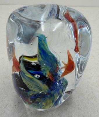 Auktion 372<br>Paperweight Aquarium mit  Etikett Glaskunst Hirtreiter, H-10 cm, 6,5x6,5 cm [1]