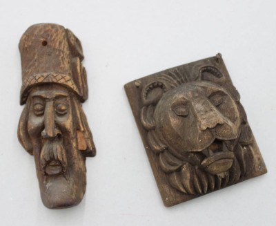 Auktion 372<br>2x dekorative Holzschnitzereien, Wandkopf und Löwenkppf, ca. L-16cm u. 12cm [1]