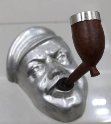 Auktion 372<br>Wandkopf als Pfeifenhalter, Aluminium, älter, 11,5 x 8cm [1]