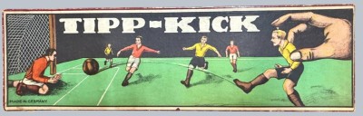 Auktion 372<br>Vintage original Tipp-Kickspiel mit Metallfiguren, komplett mit Rollfeld und Beschreibung, Karton mit Läsuren, wohl 50-er Jahre (wird seit 1924 hergestellt) [1]