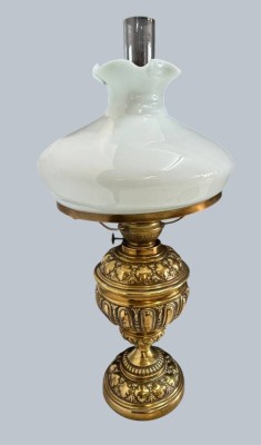 Auktion 372<br>Tisch Petroleumlampe mit Meesingkorpus, poliert, H-mit Zylinder 60 Euro [1]