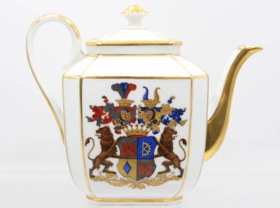 Auktion 372<br>Teekanne, Stundentika, jug. Corps Borussia Bonn, Weyhe, A. Frhv. v., 1855, H-20cm, Deckel  zerbrochen!!! nicht mehr anbei, Griff Gold leicht berieben, [1]