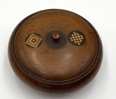 Auktion 372<br>gedrechselte Holz-Deckeldose mit Schach- und Halmafeld, H-ca. 5 cm, D-14 cm [1]