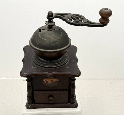 Auktion 372<br>gr. Kaffeemühle, Holz-Eisen, H-25 cm, 13x13 cm [1]