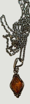 Auktion 372<br>Silberkette-925- mit kl. Bernstein-Anhänger, 4,46 gr [1]