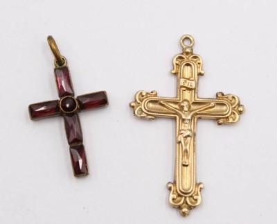 Auktion 372<br>2x div. Kreuzanhänger, 1x Schaumgold 19, Jhd., 1x WG um 8 ct gepr. mit Granat, (1,2gr.), ca. L-2,7cm und L-3,5cm [1]