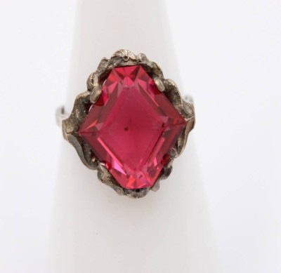 Auktion 372<br>835er Silber-Ring, rosa Stein, wohl 30er Jahre, zus. ca. 4,8gr., RG 51 [1]