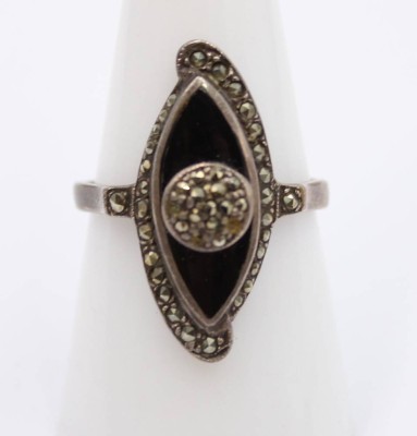 Auktion 372<br>schöner Art-Déco Silber-Ring mit Onyx und Markasiten (2 Steine fehlen) anbei älterer Silberring mit Koralle und Markasiten, 1x Koralle fehlt, zus. 7,7gr., RG 55 u. 57 [1]
