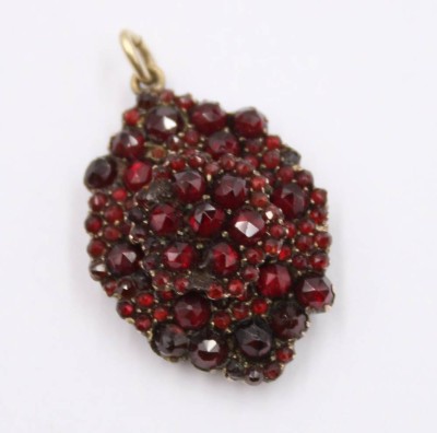 Auktion 372<br>Granat-Medaillon, älter, ca. 3,5 x 2,2cm [1]