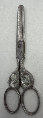 Auktion 372<br>patriot. Eisenschere mit Portraits Kaiser Wilhelm II und Kaiserin um 1895, Altersspuren, L-16 cm [1]