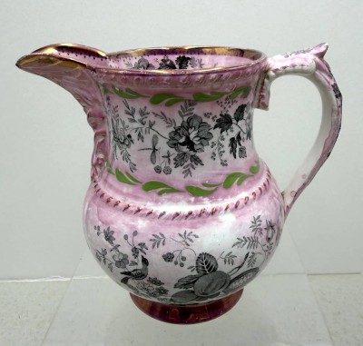 Auktion 372<br>engl. Milchkännchen, florales Dekor auf rosa Fond, 19.Jhd., H-15 cm [1]