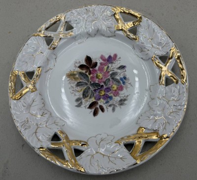 Auktion 372<br>Prunkteller, Blumendekor und Goldstaffage, Durchbruchrand, D-25 cm [1]