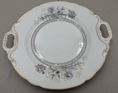 Auktion 372<br>gr. Kuchenteller mit Griffen, Blumendekor, D-30 cm [1]