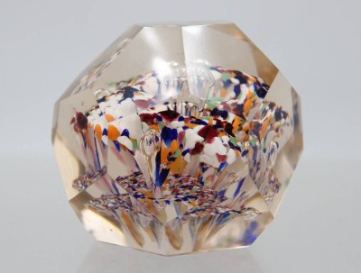 Auktion 372<br>Paperweight, älter, wohl Böhmen, Facettenschliff und farbige Einschmelzungen, ca. H-6cm [1]