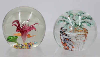 Auktion 372<br>2x div. Paperweights, bunte Einschmelzungen, 1x gemarkt, Tschecheslowakei, ca. H-7cm [1]