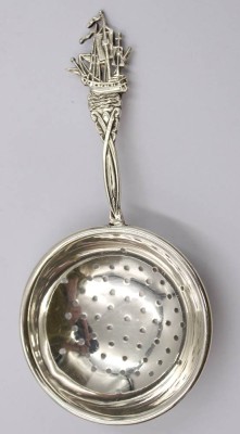 Auktion 372<br>Teesieb mit figürl. Griff, Zilverstad Niederlande, versilbert, ca. L-12cm [1]